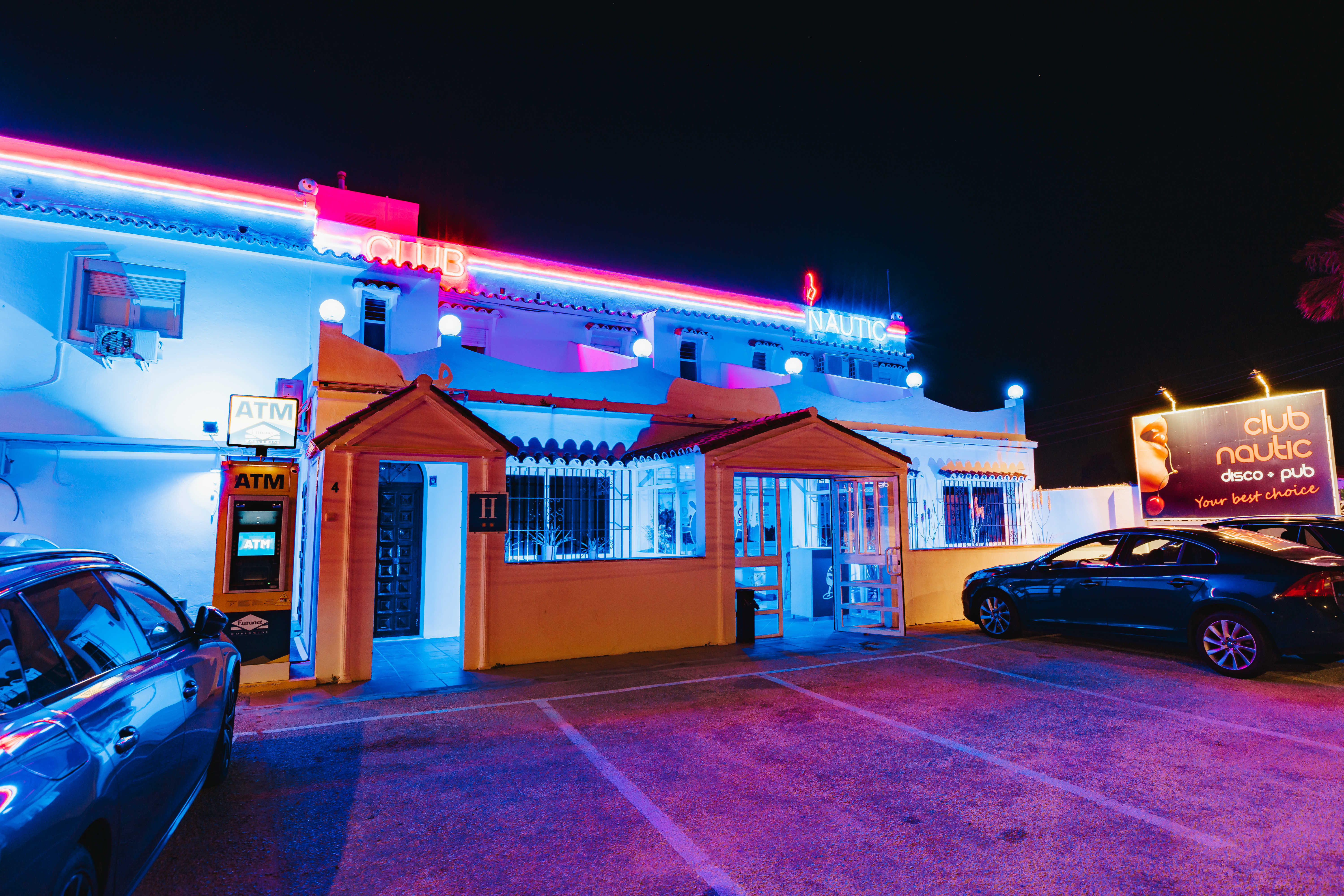 Fachada nocturna